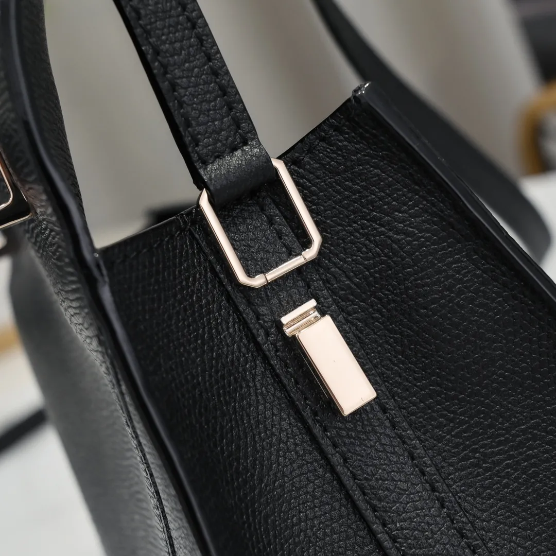 Valextra, the name of Italy's beloved horse, Iside is Val. One of extra's most iconic designs. There is no obvious logo, but the simple collective line design is very recognizable, full of architectural art, and shows a capable and intellectual style. It is made of imported palm-print lining cowhide, with up to five stitches of handwork, and the shiny oil edges test the skill of the craftsman. Small size: 22cm model 6627-1#